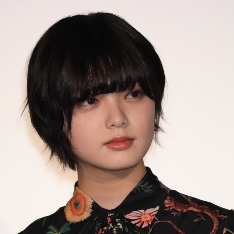 「本当に入ってる…」平手友梨奈 左手薬指に指輪、右腕に“くっきり”タトゥーの“激変”近影に驚きの声のサムネイル